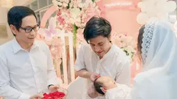 Ini momen ketika acara akikah berlangsung, Kevin Aprilio berhati-hati memotong rambut sang anak. Baby Kimova tertidur pulas digendongan sang bunda dan sangat anteng. Melihat foto tersebut, tak sedikit netizen yang merasa gemas. Doa untuk tumbuh kembang Kimova dituliskan netizen di kolom komentar. Rambut hitam dan lebat Baby Kimova menjadi perhatian padahal baru berusia 1,5 bulan. (Liputan6.com/IG/@vicymelanie)