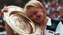 Jana Novotna, petenis asal Ceko saat memenangi gelar tunggal putri Wimbledon 1998 mengalahkan petenis Prancis,  Nathalie Tauziat 6-4, 7-6. (AFP/Pascal Pavani)