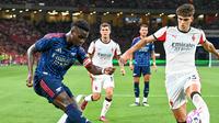 Pemain Arsenal, Bukayo Saka (kiri), berduel dengan Yunus Musah saat bertanding melawan AC Milan pada laga uji coba di Singapura, Rabu (23/7/2025) malam WIB.