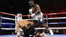 Terence Crawford (kanan) menjatuhkan Shawn Porter pada pertandingan tinju perebutan gelar juara dunia kelas welter WBO di Las Vegas, Amerika Serikat, 20 November 2021. Terence Crawford menang TKO pada ronde 10. (AP Photo/Chase Stevens)