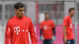 Gelandang baru Bayern Munchen, Philippe Coutinho membawa bola saat sesi latihan di Munich, Jerman selatan (20/8/2019). Munchen meminjam Coutinho dari Barcelona selama satu musim dengan biaya 8,5 juta euro atau sekitar Rp 134,3 miliar. (AFP Photo/Christof Stache)