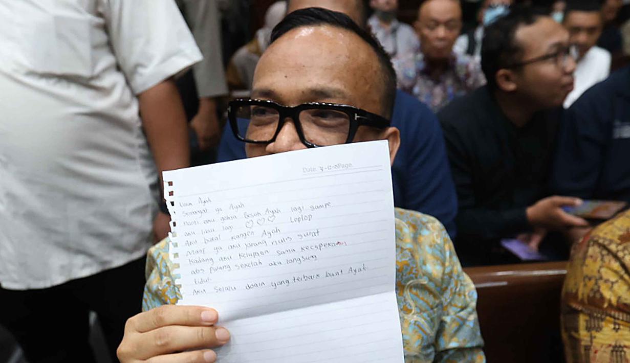 Tersangka kasus dugaan pemerasan dalam pengurusan sertifikat K3 di Kementerian Ketenagakerjaan yang juga mantan Wakil Menteri Ketenagakerjaan (Wamenaker), Immanuel Ebenezer Gerungan (kiri) sesaat sebelum mengikuti persidangan di Pengadilan Tindak Pidana Korupsi (Tipikor) Jakarta pada Pengadilan Negeri Jakarta Pusat, Senin (19/1/2026). (Kapanlagi.com/Budy Santoso)