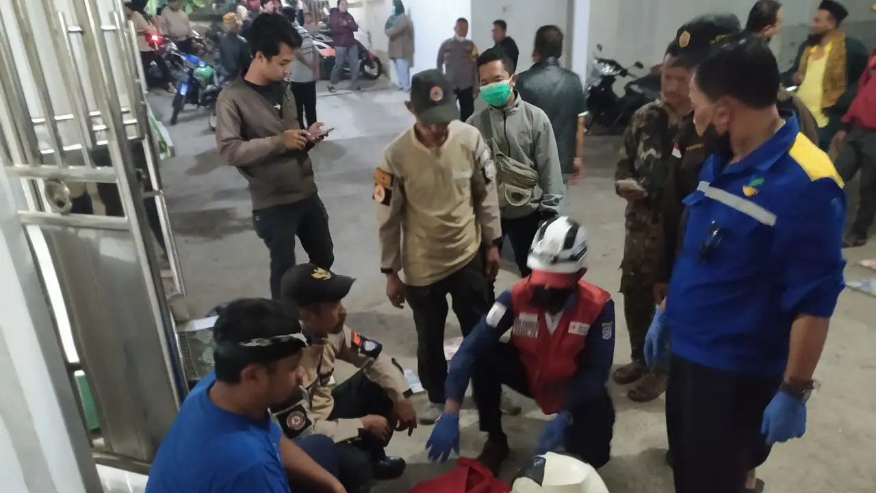 Sejumlah petugas mengevakuasi mayat bayi yang ditemukan di depan Masjid Al Jihad, Kelurahan Kalibaru, Kecamatan Cilodong, Kota Depok. Jasad bayi ini pertama kali ditemukan sejumlah santri saat hendak mengambil karpet masjid. (istimewa)