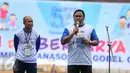 Rachmat Gobel (kanan) memberikan sambutan saat acara Family Gathering Karyawan PT.Panasonic Gobel, Jakarta, Minggu (11/10/2015). Panasonic Gobel berkomitmen akan terus membangun industri untuk kepentingan ekonomi nasional. (Liputan6.com/Faizal Fanani)