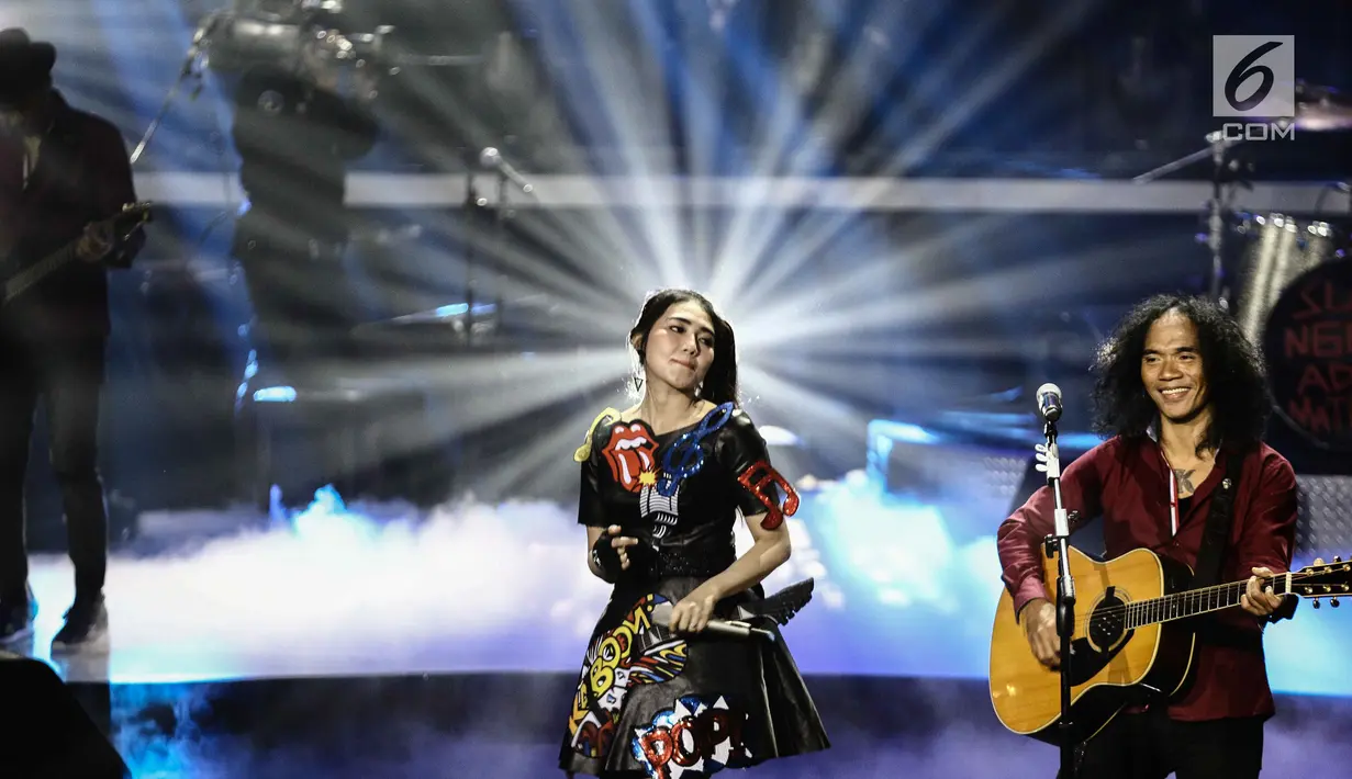 Vokalis grup band Slank Kaka tampil bersama penyanyi dangdut Via Vallen dalam konser Slank In Love di Jakarta, Selasa (27/2). Kolaborasi Via Vallen bersama Slank merupakan kali pertama bagi pedangdut asal Surabaya tersebut. (Liputan6.com/Faizal Fanani)