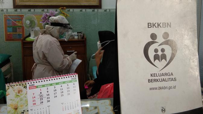 Tenaga kesehatan menggunakan Alat Pelindung Diri (APD) di sebuah praktik bidan mandiri di Cipinang, Jakarta Timur pada Senin (29/6/2020) (Liputan6.com/Giovani Dio Prasasti)