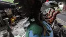 Perajin membuat patung berbahan dasar batu alam di Sanggar Dunia Batu Alam, Jakarta, Senin (5/12/2020). Sebelum pandemi Covid-19 perajin batu alam mengaku mendapatkan omzet Rp200 juta - Rp300 juta sebulan, namun kini hanya mampu mengantongi Rp30 juta - Rp50 juta sebulan. (merdeka.com/Imam Buhori)
