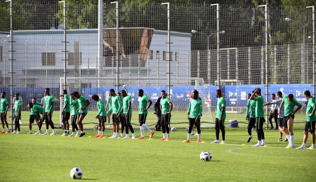 Para pemain Arab Saudi melakukan pemanasan saat sesi latihan jelang laga Piala Dunia di Saint Petersburg, Rusia, Senin (11/6/2018). Arab Saudi akan bertanding melawan tuan rumah Rusia pada laga pembukaan Piala Dunia 2018. (AFP/Paul Ellis)