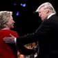 Calon presiden AS dari Partai Republik, Donald Trump menjabat tangan rivalnya dari Partai Demokrat, Hillary Clinton jelang dimulainya acara debat capres pertama di Hofstra University, New York, Senin (26/9) waktu setempat. (REUTERS/Joe Raedle/Pool)