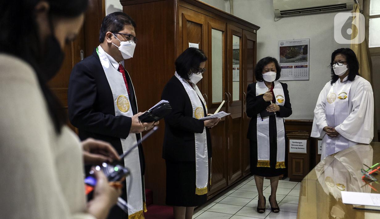 Pendeta memimpin ibadah perayaan malam Natal di Gereja Protestan Indonesia Bagian Barat (GPIB) Effatha, Jakarta, Jumat (24/12/2021). Ibadah malam ini membawa pesan untuk terus berpengharapan dan bersukacita di tengah situasi yang sulit karena pandemi COVID-19. (Liputan6.com/Johan Tallo)
