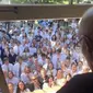 Lebih dari 400 pelajar menunjukkan dukungannya pada guru tercinta mereka yang sedang melawan penyakit kanker, dengan berkumpul di luar rumahnya sambil menyanyikannya sebuah lagu himne Holy Spirit. (foto: Metro)