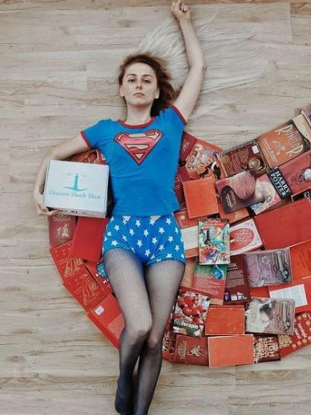 Kreatif, Wanita Ini Gunakan Koleksi Bukunya Untuk Bergaya Layaknya Superhero