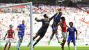 Kiper Arsenal, Petr Cech, menghalau bola pemain Chelsea saat Community Shield 2015 di Stadion Wembley, Inggris. Minggu (2/8/2015) malam WIB. (Reuters/Dylan Martinez)