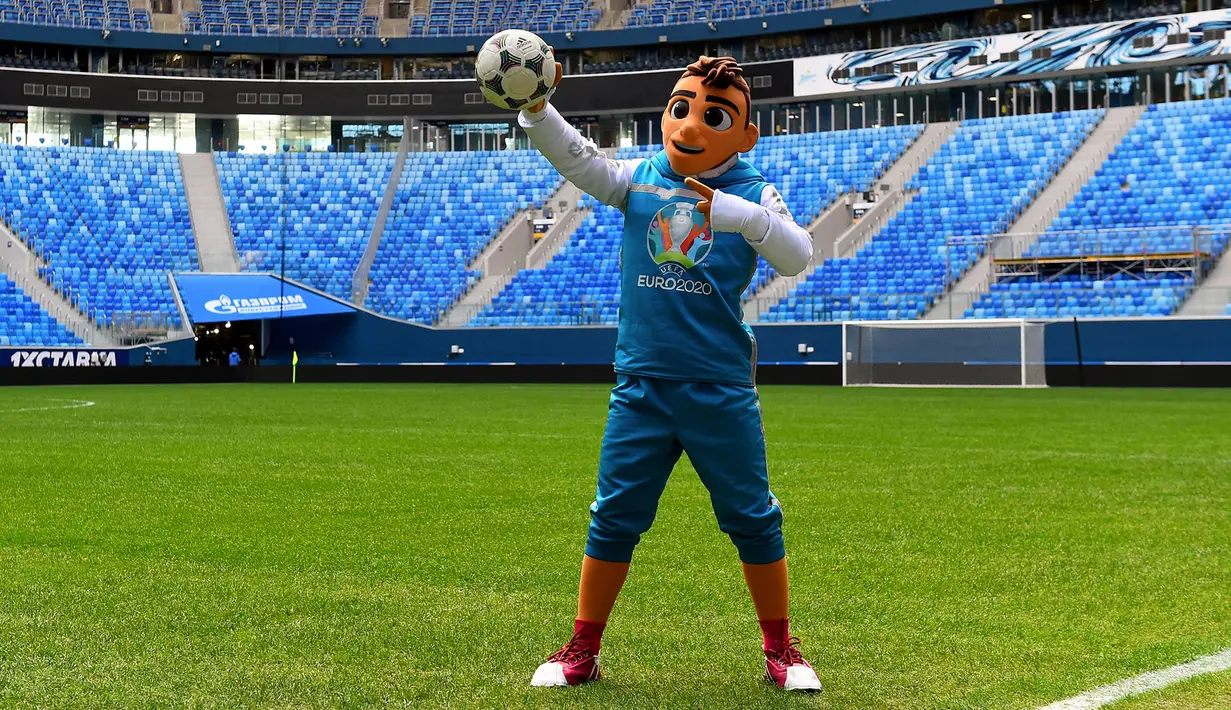 Skillzy, maskot resmi Piala Eropa 2020 berpose saat presentasi di Stadion Saint Petersburg, Rusia (27/3). Kota Saint Petersburg akan menyelenggarakan empat pertandingan termasuk pertandingan perempat final selama UEFA Euro 2020. (AFP Photo/Olga Maltseva)