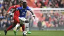 Gelandang Everton, Idrissa Gueye, berusaha melewati gelandang Liverpool, Georginio Wijnaldum. Pada laga ini The Reds tampil dengan formasi 4-3-3, sementara tamunya memakai skema 3-4-3. (AFP/Paul Ellis)