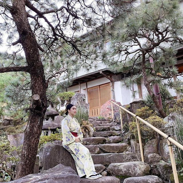 6 Potret Syahrini saat Pakai Kimono, Tampil Memesona