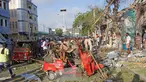 Warga berkumpul di lokasi ledakan di luar Hotel Weheliye, Jalan Maka al Mukaram, Mogadishu, Somalia, (22/3). Sedikitnya 14 orang tewas dan 10 lainnya terluka dalam ledakan bom mobil tersebut. (AP Foto/Farah Abdi Warsameh)