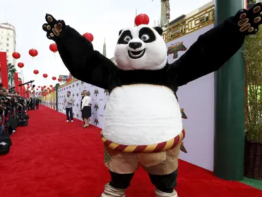 Panda bernama Po dalam karakter " Kung Fu Panda 3 " menyapa para penggemarnya di teater TCL Cina di Hollywood, California, (16/1). Acara ini merupakan pemutaran perdana film terbaru Kung Fu Panda. (REUTERS / Mario Anzuoni)