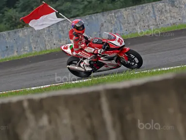 Pebalap Indonesia, Andi Gilang beraksi pada kelas Asia Production 250cc saat ajang balap Asia Road Racing Championship di Sentul International Circuit, Bogor (13/8/2017). Gerry berhasil menjuarai nomor 250cc. (Bola.com/Nicklas Hanoatubun)