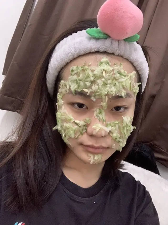 6 Potret Nyeleneh Orang Pakai Masker Timun Ini Bikin Tepuk Jidat