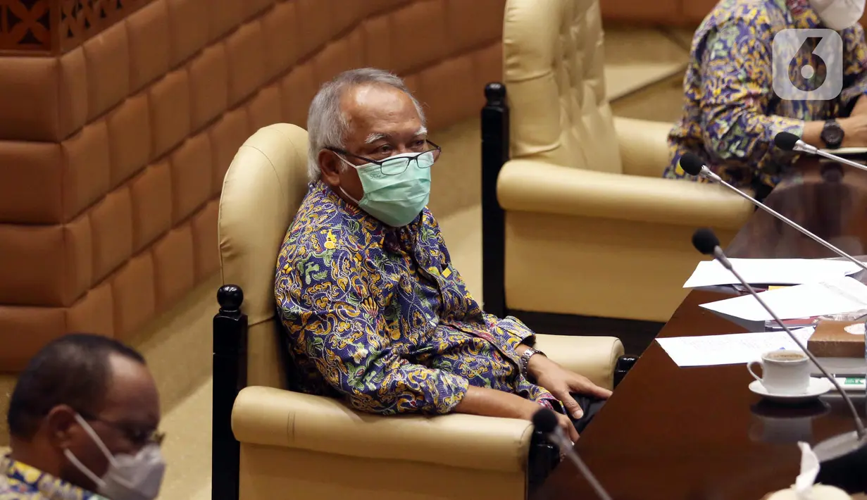 Menteri PUPR Basuki Hadimuljono (tengah) rapat kerja dengan Komisi V DPR RI di Senayan, Jakarta, Rabu (17/3/2021). Rapat membahas penanganan infrastruktur pascabencana dan pengembangan Food Estate dan Pembangunan Infrastruktur Ketahanan Pangan. (Liputan6.com/Angga Yuniar)