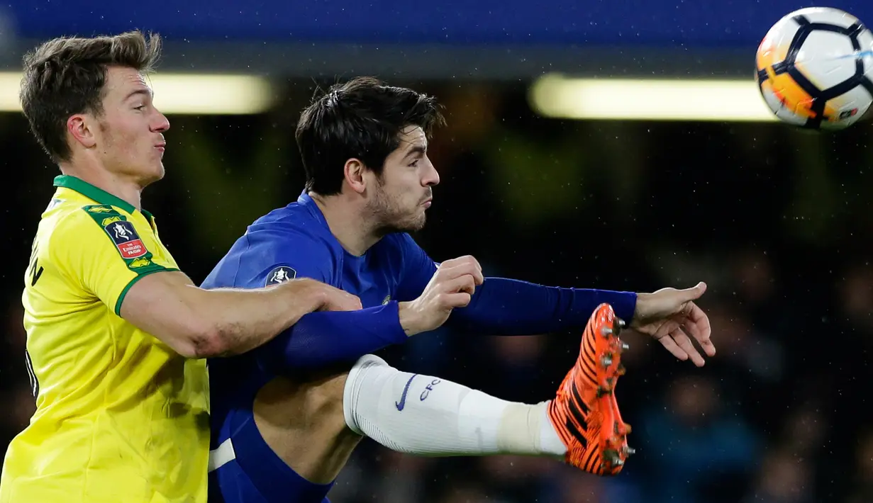 Pemain Norwich City, Christoph Zimmermann berebut bola dengan pemain Chelsea, Alvaro Morata pada partai ulangan babak ketiga Piala FA di Stadion Stamford Bridge, Rabu (17/1). Chelsea menang lewat adu penalti dengan skor 5-3. (AP/Alastair Grant)