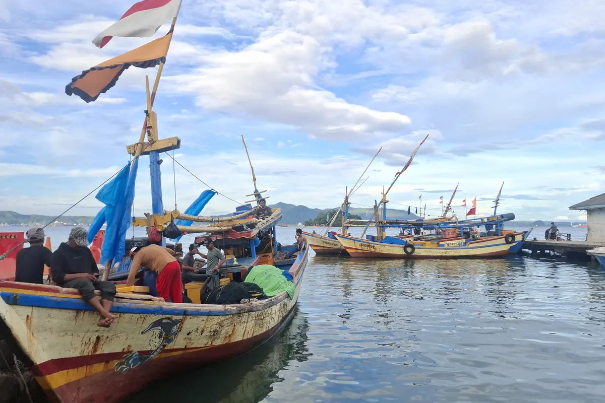 Nelayan yang biasa mencari ikan di sekitar Gunung Anak Krakatau kini memilih menepi.
