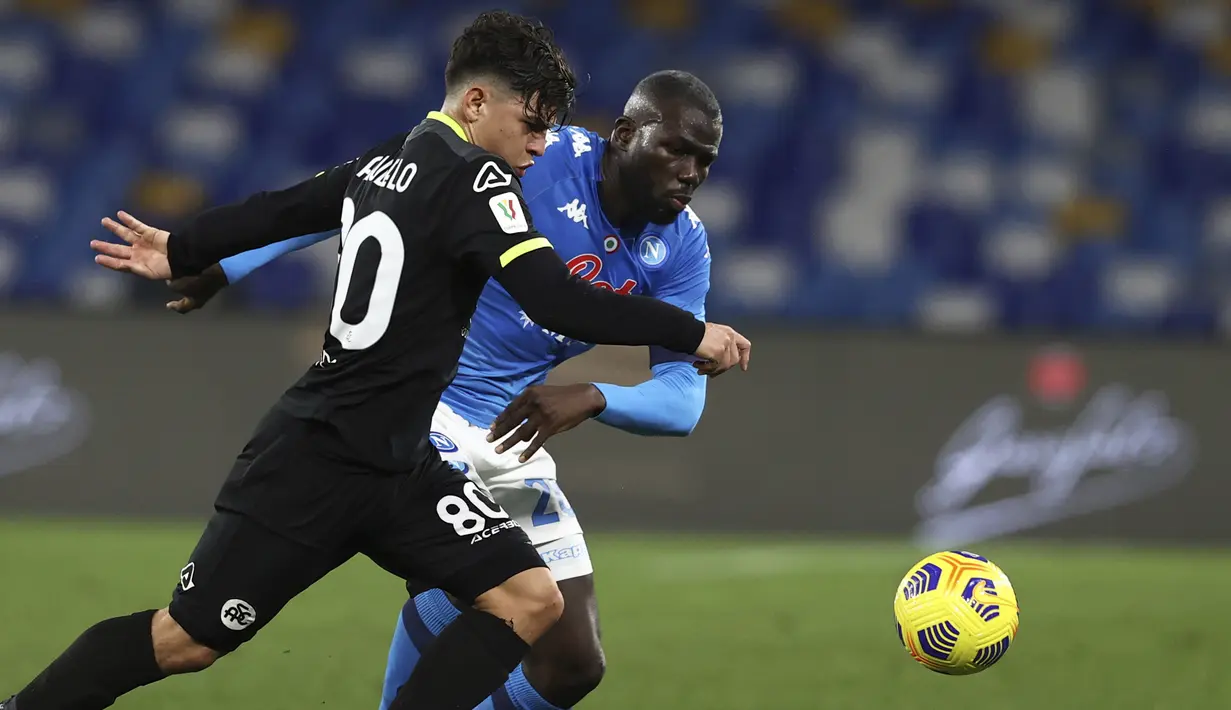 Pemain Napoli, Kalidou Koulibaly (kanan) berebut bola dengan pemain Spezia, Kevin Agudelo dalam pertandingan perempat final Coppa Italia di Stadion Diego Armando Maradona, Jumat (29/1/2021) dini hari WIB. (Foto: AP/LaPresse/Alessandro Garofalo)