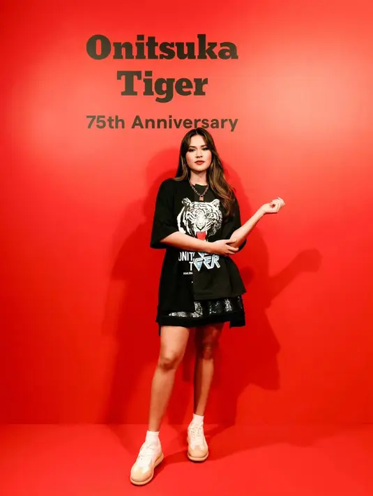 Hadiri acara puncak, Raisa padukan oversized graphic shirt logo Onitsuka Tiger dengan rok mini hitam [@raisa6690]