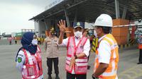 Menhub Budi Karya Sumadi melakukan kunjungan kerja ke New Priok Container Terminal (NPCT) 1 di pelabuhan Tanjung Priok, Jakarta Utara, Kamis, 15 April 2021. Liputan6.com/Athika Rahma