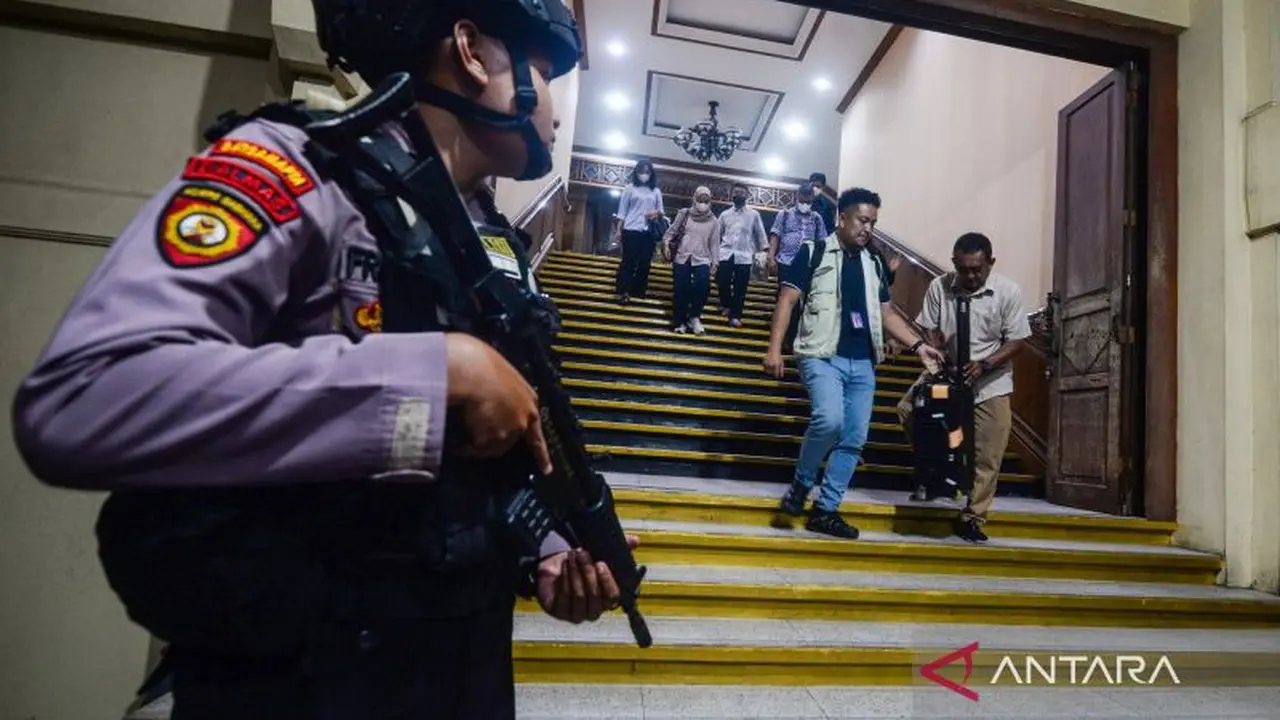 Anggota Polresta Klaten berjaga saat tim Komisi Pemberantasan Korupsi (KPK) usai melakukan penggeledahan di Kantor Pemerintah Kabupaten Klaten