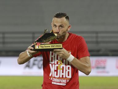 Pemain naturalisasi berdarah Montenegro itu memasuki usia yang tak lagi muda, yakni 34 tahun. Tapi, striker yang akrab disapa Spaso itu mampu membuktikan kualitasnya sebagai predator ganas musim ini. (Bola.com/M Iqbal Ichsan)