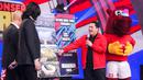 <p>Ekspresi ketua Umum PSSI, Erick Thohir saat menjadi juri permainan tebak stadion saat Konser Histeria Pesta Bola Dunia 2023 yang berlangsung di Studio 5 Emtek City, Jakarta, Selasa (10/10/2023). (Bola.com/Bagaskara Lazuardi)</p>