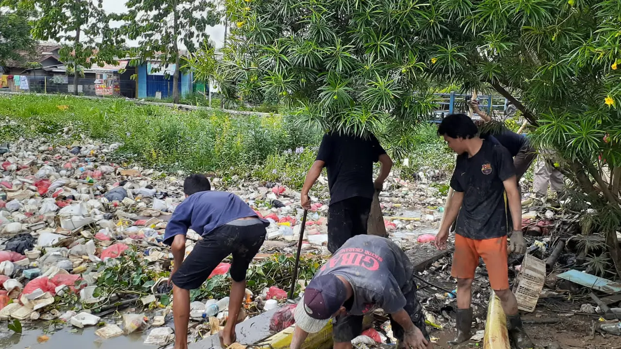 Tumpukan Sampah di Kalisukatani Bekasi