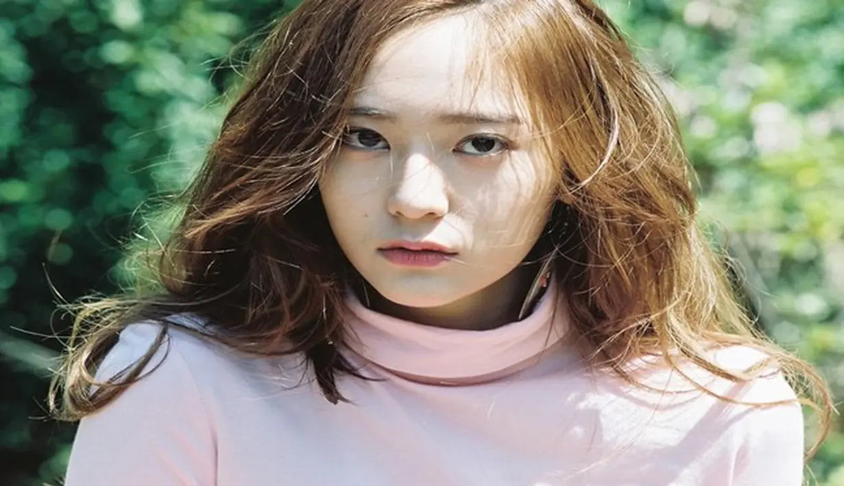 Krystal memang memiliki imej yang cool. Tidak heran dirinya terlihat jarang senyum jika di foto oleh paparazi. (Soompi/Bintang.com)