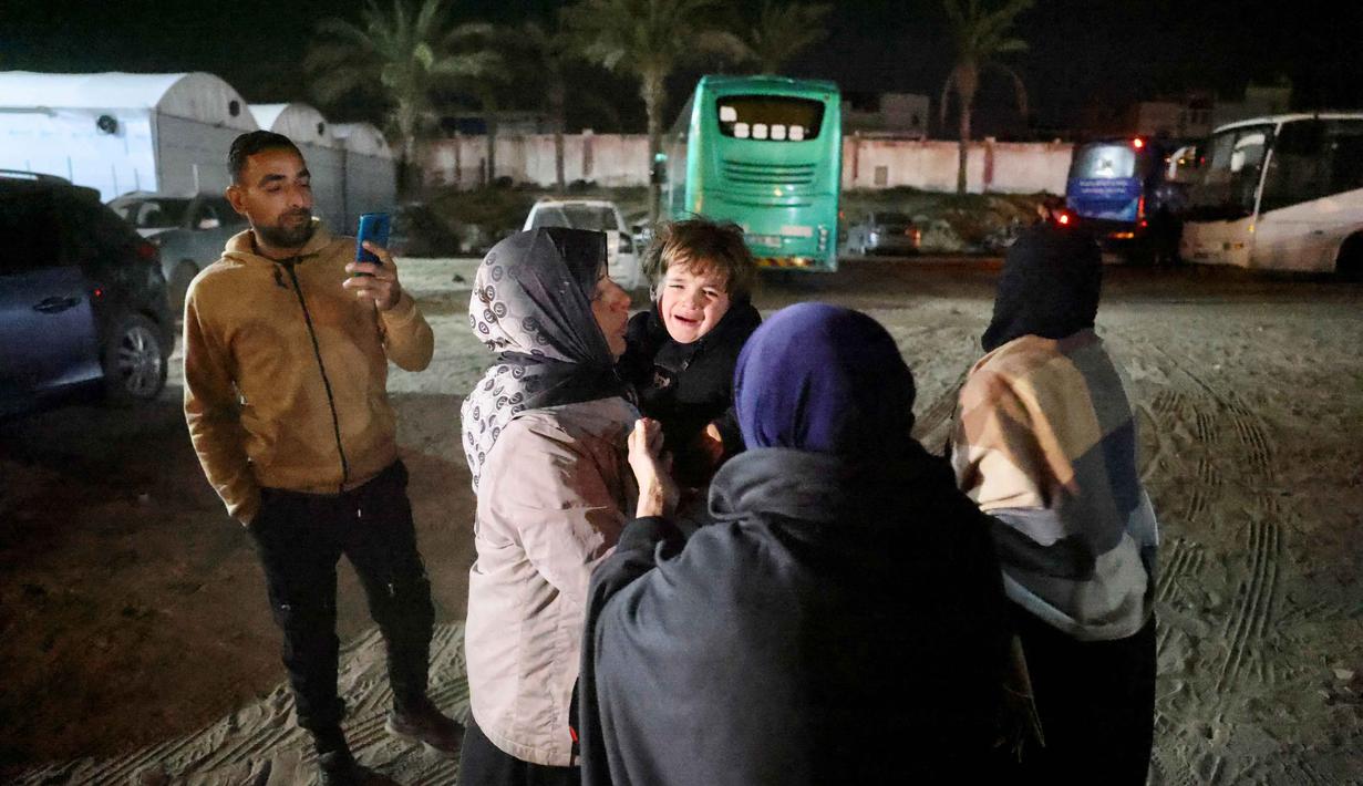 Untuk hari-hari pertama, pembukaan jalur perlintasan ini masih akan sangat terbatas, yakni masing-masing hanya 50 orang dari dan ke Gaza menuju Mesir. Tampak dalam foto, warga Palestina yang datang dari penyeberangan Rafah, Mesir, tiba di Rumah Sakit Nasser di Khan Yunis, Jalur Gaza selatan pada 2 Februari 2026. (Bashar Taleb/AFP)