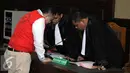 Ivan Haz berdiskusi dengan penasehat hukumnya saat menjalani sidang perdana dugaan penganiayaan PRT, Jakarta, Rabu (8/6). Dengan kasusnya ini, Ivan terancam lebih dari lima tahun ‎penjara. (Liputan6.com/Helmi Afandi)