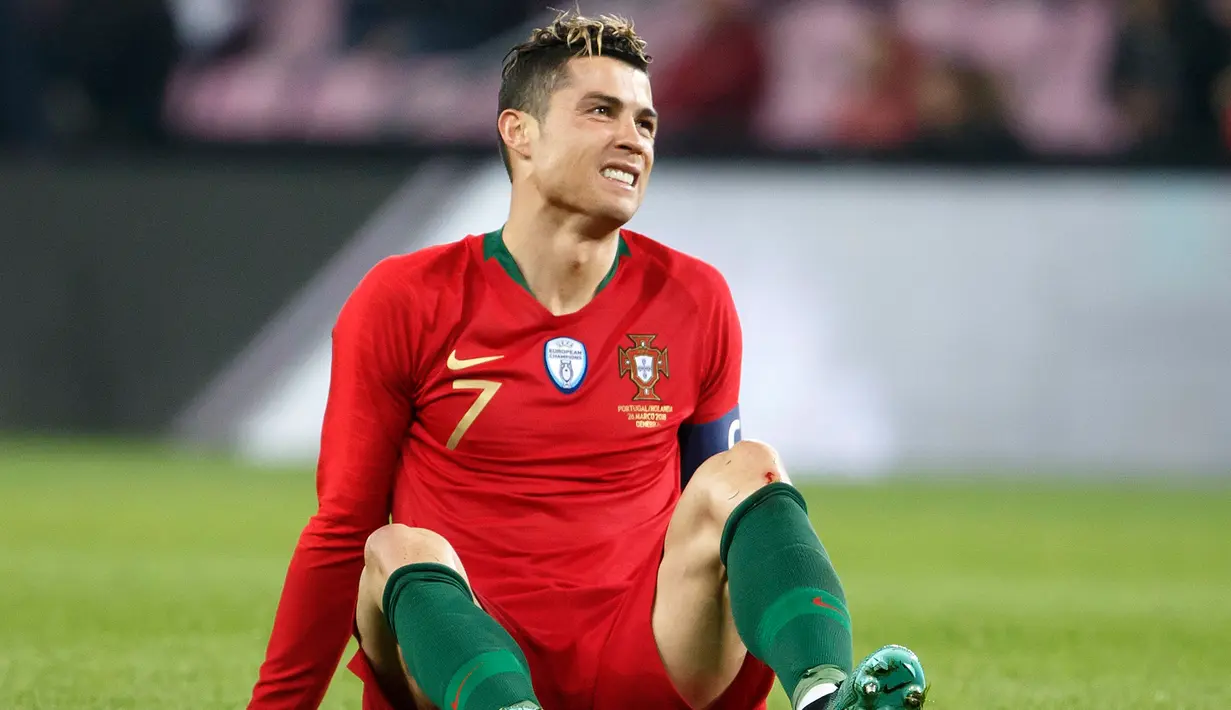 Ekspresi pemain depan Portugal, Cristiano Ronaldo pada laga persahabatan dengan Belanda di Stadion Stade de Geneve, Jenewa, Swiss, Senin (26/3). Belanda bantai Portugal 3-0. (KEYSTONE/Salvatore Di Nolfi/Keystone via AP)