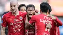 BRI Liga 1 2022/2023 sebagai kasta teratas kompetisi sepak bola di Indonesia telah berakhir dengan menahbiskan PSM Makassar sebagai juara. PSM Makassar juga masuk dalam 8 besar sebagai tim dengan pertahanan terbaik selama bergulirnya BRI Liga 1 2022/2023. Selain PSM, beberapa tim papan atas juga masuk dalam daftar, namun minus Persib Bandung. Berikut daftar lengkap 8 tim tersebut. (Bola.com/Bagaskara Lazuardi)