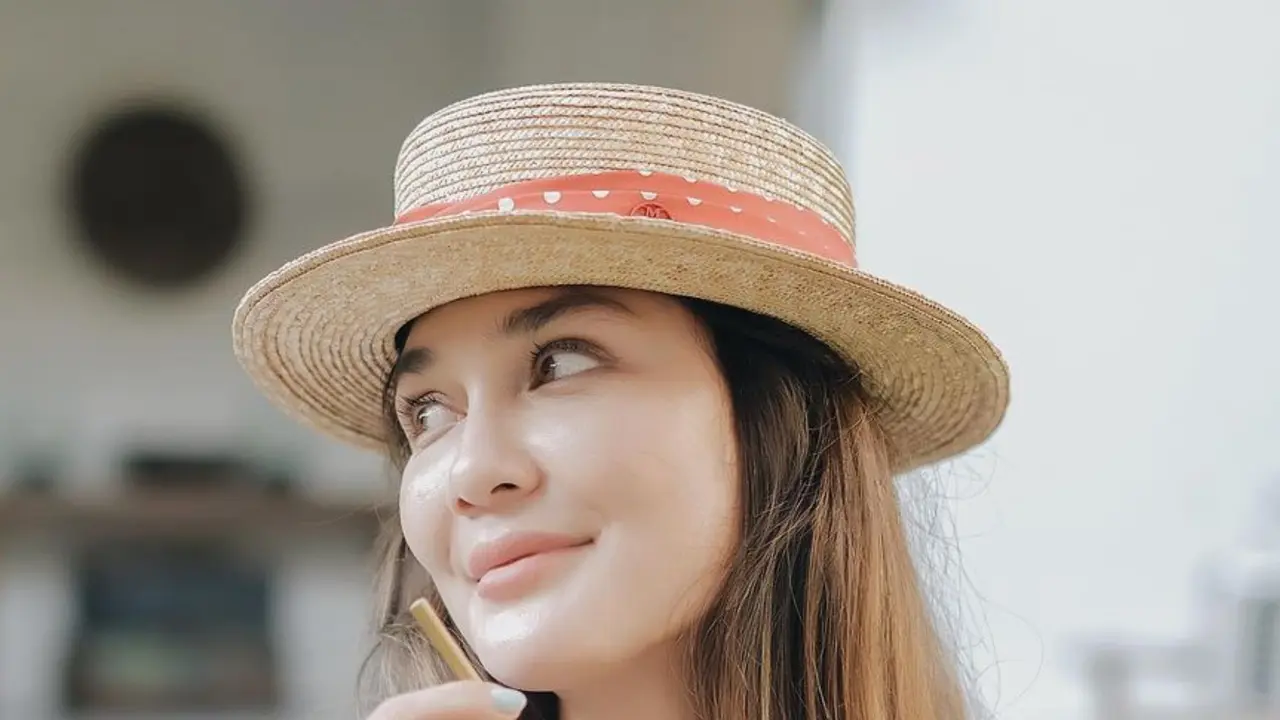 FOTO: Gaya Luna Maya Saat Pakai Topi Pantai, Tampil Menawan dan Stylish