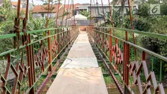 Penampakan jembatan gantung yang diberi julukan Indiana Jones di Srengseng Sawah, Jagakarsa, Jakarta, Jumat (3/8). Pemprov DKI membangun jembatan Indiana Jones karena yang lama sudah tidak layak. (Liputan6.com/Immanuel Antonius)