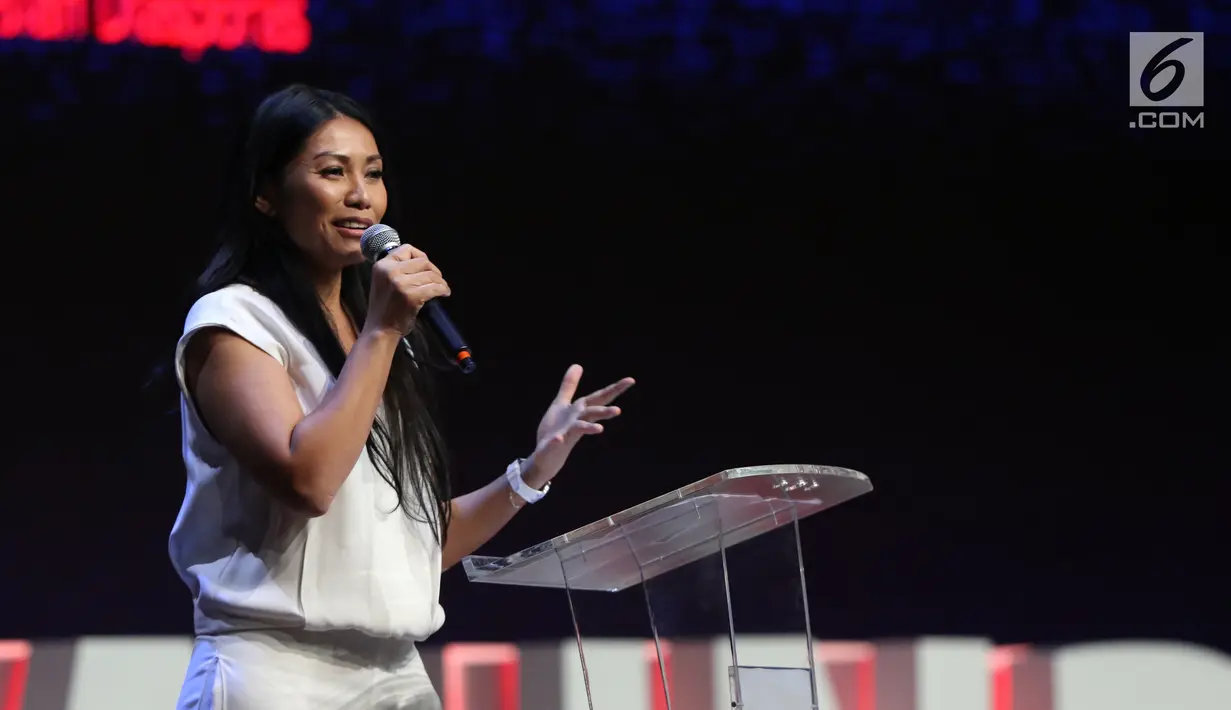 Anggun C. Sasmi saat berbagi cerita dalam 4th Congress of Indonesian Diaspora di Kota Kasablanka, Jakarta, Sabtu (1/7). Anggun berbagi pengalaman kisah hidup dalam meraih kesuksesan di dunia musik hingga go international. (Liputan6.com/Angga Yuniar)