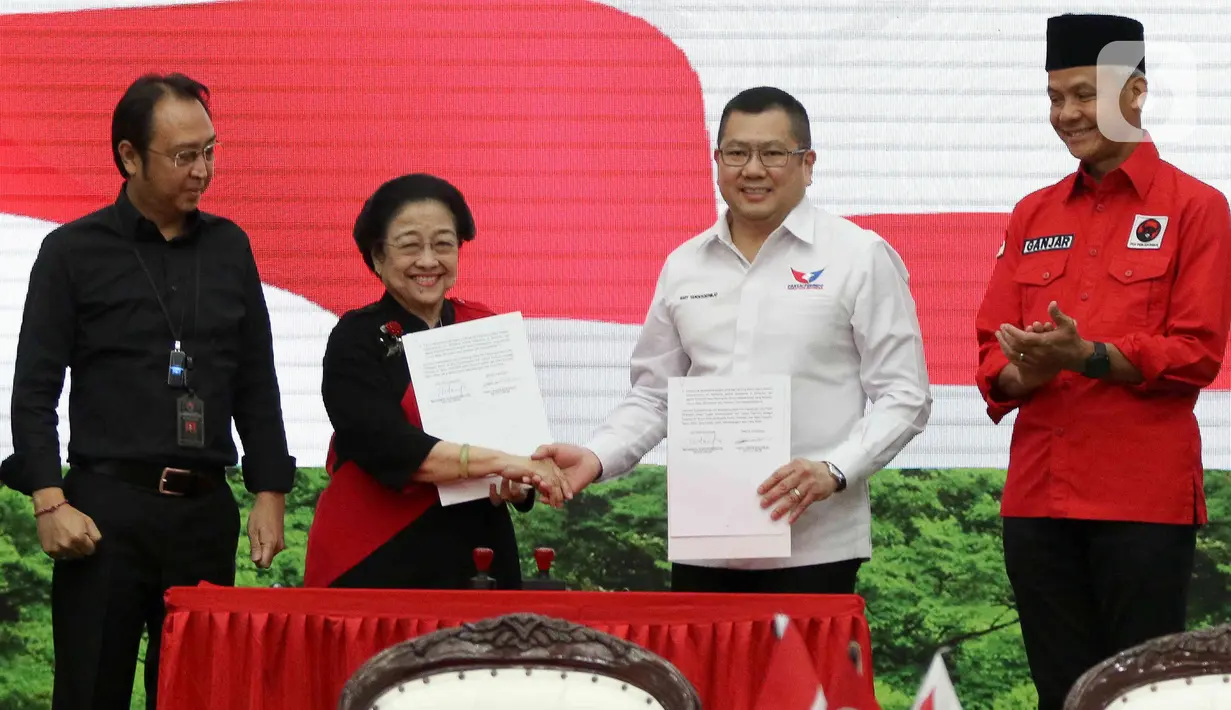 Adapun Megawati didampingi oleh kedua anaknya sekaligus Ketua DPP PDIP Puan Maharani dan Prananda Prabowo. (Liputan6.com/Herman Zakharia)