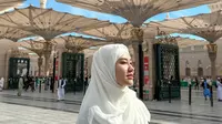 Sejumlah potret selama umrah di Tanah Suci dibagikan Aaliyah Massaid. Salah satunya, ketika putri Reza Artamevia itu mengunjungi Masjid Nabawi, Madinah. (Foto: Dok. Instagram @aaliyah.massaid)