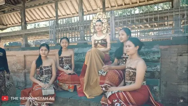 7 Potret Prewedding Azriel Hermansyah dan Sarah Menzel dalam Busana Bali