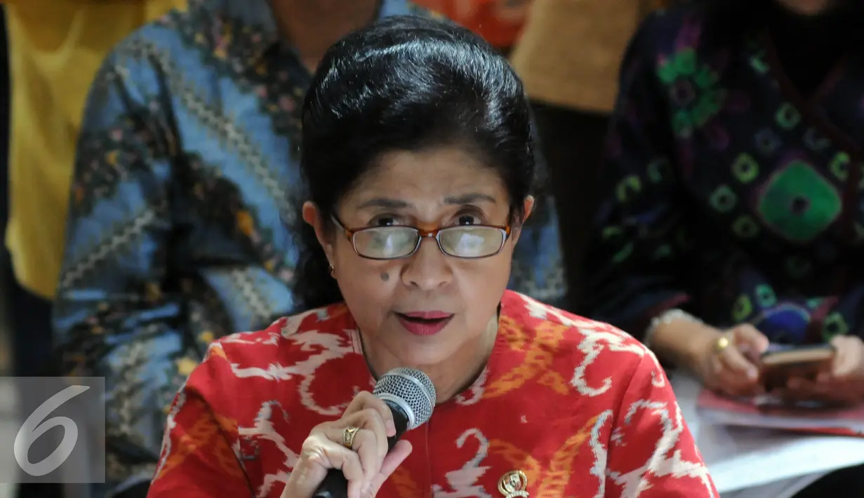 Menkes, Nila F Moeloek memberikan keterangan pers terkait vaksin palsu di Jakarta, Selasa (19/7). Pemerintah melalui Kemenkes tengah memberikan vaksinasi atau imunisasi ulang bagi anak yang terindikasi terpapar vaksin palsu. (Liputan6.com/Helmi Afandi)