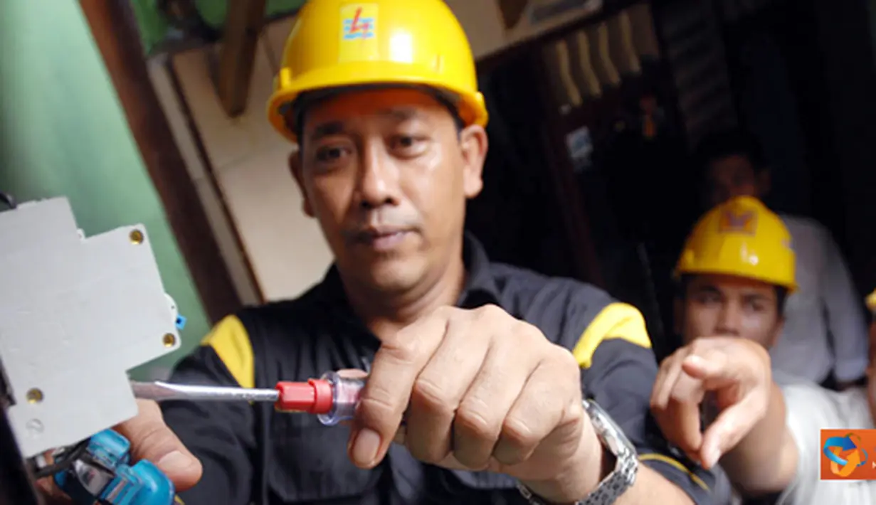 Citizen6, Kebayoran Baru: Petugas PLN Distribusi Jakarta Raya dan Tangerang Area Pelayanan Bulungan sedang melakukan pekerjaan merubah Miniatur Circuit Breaker (MCB) secara Gratis pada Meteran Listrik. (Pengirim: Agus Trimukti)