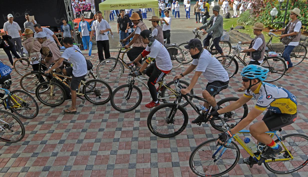 Sepeda Onthel dan sepeda modern saat mengikuti Fam Trip dan Gowes Bareng TAFISA Games 2016 dari Kantor Kemenpora menuju Menuju Ancol Venue Utama TAFISA Games 2016, Jakarta, Minggu (2/10/2016). (Bola.com/NIcklas Hanoatubun)