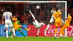 Pemain Belgia Dodi Lukebaklo (tengah) melakukan tendangan ke gawang Belanda pada pertandingan sepak bola UEFA Nations League di Johan Cruyff ArenA, Amsterdam, Belanda, 25 September 2022. Belanda menang 1-0. (AP Photo/Peter Dejong)