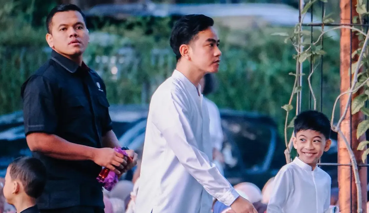 Sementara Gibran dan sang putra kompak mengenakan baju koko berwarna putih.  [@jimboengbakoelsoto]